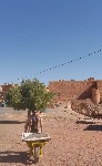 У главных ворот Кавкабана встречают коммивояжоры. С тележками