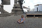 Смешные детишки встречаются в городке Ribeira Grande...