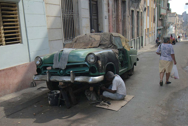 ��� �� � ������ ���� ������������� ����� ������?: man, road, car, cuba, 
