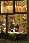 А в дальних уголках города можно встретить и настоящих мастеров...