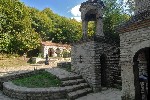 А вот маленькая часовенка и монахиня у источника святой Нино