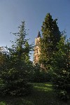 Это монастырь, на горе. отсюда есть спуск к источнику святой Нино