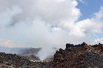 Из разломов вырывается пар и дым